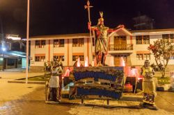 Insegna di benvenuto a Machu Picchu in una piazzetta di Aguas Calientes, Perù. Sullo sfondo, la statua di Pachacuti - © Matyas Rehak / Shutterstock.com