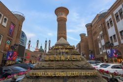 L'insegna di ingresso all'International Grand Bazaar di Urumqi, Cina - © Rat007 / Shutterstock.com