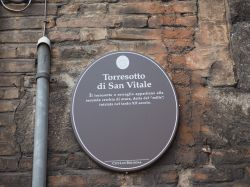 Insegna di Torresotto San Vitale a Bologna, Emilia-Romagna. Questo serraglio appartiene alla seconda cerchia di mura iniziata nel tardo XII° secolo  - © Claudio Divizia / Shutterstock.com ...