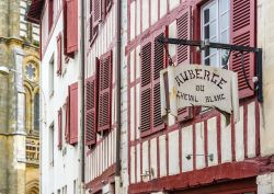 Insegna di un locale nel centro storico di Bayonne, Francia - © Alvaro German Vilela / Shutterstock.com