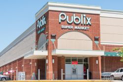 Insegna di un negozio di alimentari a Tuscaloosa, Alabama, USA: Publix Super Markets è una catena di supermercati americani - © Ken Wolter / Shutterstock.com
