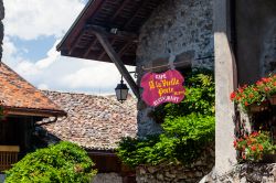 L'insegna di un bar-ristorante nel borgo medievale di Yvoire, considerato uno dei più belli della Francia - © Lewis Liu / Shutterstock.com