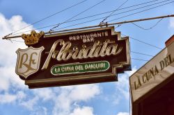 L'insegna del bar El Floridita, dove venne inventato il daiquiri. Il bar era frequentato da Ernest Hemingway quando si trovava all'Avana - © monotoomono / Shutterstock.com