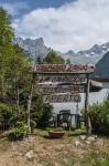 L'insegna in legno del Ground Jack, campeggio della Val di Mello, provincia di Sondrio, Lombardia - © Naeblys / Shutterstock.com