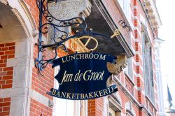 L'insegna di un ristorante tipico a Den Bosch, nella provincia olandese  del Brabante del Nord, dove fermarsi per un pranzo o una cena durante una visita alla città - foto © ...