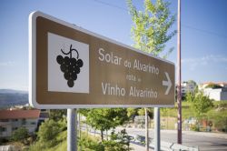 Insegna turistica del Solar do Alvarinho a Melgaco, nord del Portogallo. In questo territorio si produce un vino verde bianco denominato "vinho Alvarinho" con gradazione alcolica fra ...