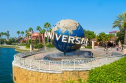 Insegna degli Universal Studios a Orlando, Florida - La celebre insegna a scritte bianche che sovrasta il globo da il benvenuto a turisti e visitatori degli Universal Studios © Kamira / ...