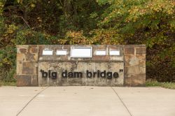 Insegne del Big Dam Bridge a Little Rock, Arkansas (USA): si riferisce al ponte pedonale e ciclabile più lungo del Nord America costruito appositamente per quell'uso. Questa enorme ...