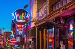 Insegne di famosi club di musica blues in Beale Street a Memphis, Tennessee - © f11photo / Shutterstock.com
