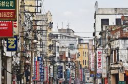 Insegne di locali in una via del centro storico di Haikou, Cina  - © TonyV3112 / Shutterstock.com