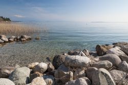 insenatura del  Lago di Garda nei pressi di Padenghe, in Lombardia