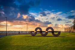 Installazione a forma di onda al Jimmy Melrose Park di Glenelg al tramonto (Adelaide) - © amophoto_au / Shutterstock.com