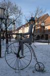 Installazione artistica nel centro di Bad Radkersburg, Austria: una bicicletta con un uomo che pedala - © Mato Papic / Shutterstock.com