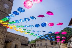 Installazione di ombrelli colorati nel centro storico di Bagno di Romagna, borgo termale della provincia di Forlì-Cesena. - © Riz Images / Shutterstock.com