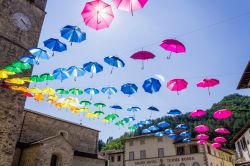 Installazione di ombrelli colorati nel centro storico di Bagno di Romagna, borgo termale della provincia di Forlì-Cesena. - © Riz Images / Shutterstock.com