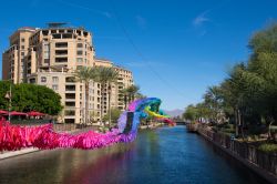 Installazioni colorate lungo il fiume a Phoenix, Arizona (USA).

