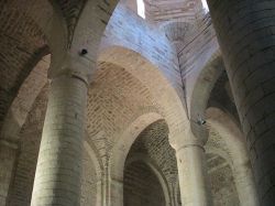 L'Interno  essenziale e spoglio dell'Abbazia di San Vittore della Chiusa a Genga, nelle Marche - © RBell - CC BY 2.5 - Wikimedia Commons.