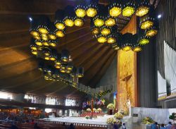 L'interno della Basilica de Nuestra Señora de Guadalupe, il santuario mariano di Città del Messico. La festa della Vergine è il 12 dicembre; in quell'ocasione ...