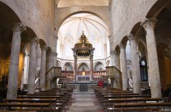 Interno della cattedrale di San GIovenale una delle tante chiese di Narni - © Mi.Ti. / Shutterstock.com 