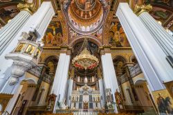 Interno della cattedrale di San Minas a Heraklion, Creta - Il maestoso interno di San Minas, la cattedrale ortodossa di Heraklion. La sua costruzione venne iniziata nel marzo 1862 e poi interrotta ...