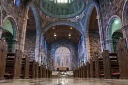 Interno della chiesa cattolica di Nostra Signora Assunta in Cielo e San Nicola a Galway, Irlanda. Edificato nel XX° secolo, è uno degli edifici religiosi più grandi e imponenti ...