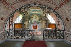 L'interno della chiesa costruita dai prigionieri italiani, durante la seconda geurra mondiale: erano stati trasferiti nel campo di progionia alle Isola Orcadi, a nord della Scozia - © ...