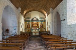 Interno della chiesa di Saint-Julien-de-Brioude a Montrol Senard nei pressi di Limoges, Francia. La sua costruzione risale al periodo fra l'XI° e il XIII° secolo - © De Jongh ...