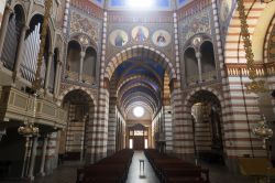 Interno chiesa di Santa Maria Assunta a Soncino, XII secolo - © Claudio Giovanni Colombo / Shutterstock.com