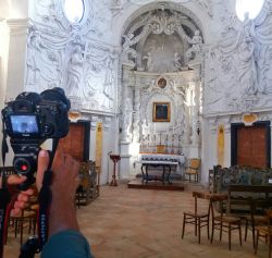 L'interno decorato di una chiesa del borgo di Pergola, Pesaro e Urbino.

