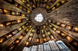 Interno del bunker atomico trasformato in museo a Tirana, Albania - © Andres Naga / Shutterstock.com