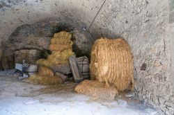 I visitatori possono esplorare le sale, gli anfratti e i musei ospitati all'interno del Castello di Bardi, in Emilia-Romagna.