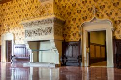 Interno del castello di Castelldefels, Spagna - Il grande camino decorato di una delle sale di questa piccola ma graziosa reggia nelle vicinanze di Barcellona © Alberto Zamorano / Shutterstock.com ...