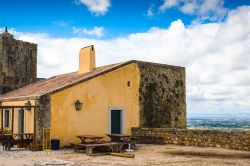 Interno del castello di Palmela, Portogallo. Occupato, conquistato, perso e recuperato, questo castello è stato fedele testimone delle battaglie combattute durante la prima dinastia per ...