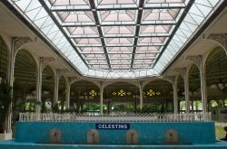 Interno del centro termale Les Celestins a Vichy, Francia.
