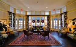 Interno del Duke Faculty Club a Durham, Carolina del Nord, USA. E' un circolo privato con piscina, campi da tennis e ristorante al campus della Duke University - © EQRoy / Shutterstock.com ...