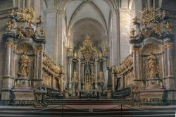 L'interno del duomo di Worms, Germania. La struttura generale della chiesa riprende parzialmente quella della cattedrale di Spira (Speyer) - foto © clearlens / Shutterstock.com