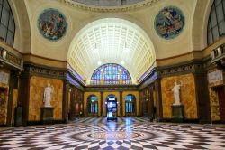 Interno del Kurhaus di  Wiesbaden, Germania. Proprio da qui, dove si trova anche il Casinò, Dostoevskij ha tratto ispirazione per il suo romanzo ‘Il Giocatore’ descrivendo ...