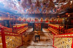 L'interno del Man Mo Temple a Hong Kong con le offerte degli incensi per le divinità.