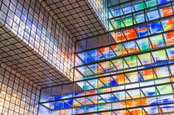 Interno del Museo del Suono e delle Arti Visive di Hilversum, Olanda. Una delle vetrate colorate che caratterizzano questo edificio considerato fra i simboli architettonici della città ...