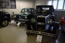 L'interno del museo delle automobili a Kuopio, Finlandia. Gestito da un gruppo di appassionati di motori, questo museo ospita una bella collezione di auto d'epoca, motociclette e gadget ...