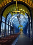 Interno del Nelson Mandela Bridge di Zoetermeer, Olanda, con un persona in bicicletta - © Dafinchi / Shutterstock.com