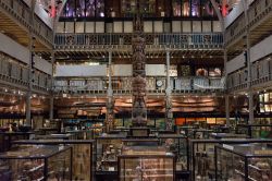 Interno del Pitt Rivers Museum di Oxford, Inghilterra (UK): questo museo dell'Università di Oxford, situato in Parks Road, ospita collezioni archeologiche e antropologiche appartenute ...