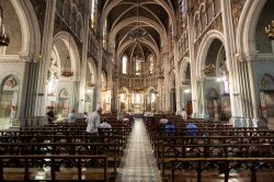 Interno del santuario di Nostra Signora di Lourdes, chiesa di rito romano-cattolico (Francia) - © saiko3p / Shutterstock.com