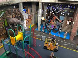 Interno del Science Center di Kansas City, Missouri. Si tratta di un centro scientifico interattivo adatto alle famiglie che ospita mostre itineranti, il planetario e un teatro - © Jacob ...