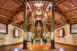 Interno del tempio buddhista di Wat Pra Sing a Chiang Rai, Thailandia - © Hatchapong Palurtchaivong / Shutterstock.com