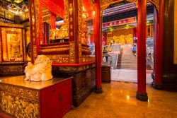 Interno del tempio cinese Leng Noei Yi 2 a Nonthaburi, Thailandia. Le statue del Buddha venerate dai fedeli - © Bubbers BB / Shutterstock.com