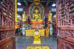 Interno del tempio Hongfu a Guiyang, Cina. Costruito alla fine della dinastia Ming, è uno dei principali edifici religiosi di fede buddhista della città.
