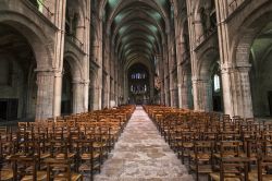 Interno della basilica di Saint-Remi a Reims, Francia. Quest'antica chiesa di forme romanico gotiche risale all'XI°-XII° secolo - © photogolfer / Shutterstock.com