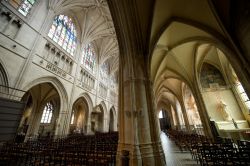 Interno della basilica gotica di Notre Dame ad Alencon in Francia