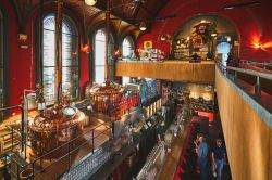 Interno della birreria Jopenkerk a Haarlem, Olanda. Questa vecchia chiesa sconsacrata è divenutata un celebre ristorante con birreria - © Vladimir Zhoga / Shutterstock.com